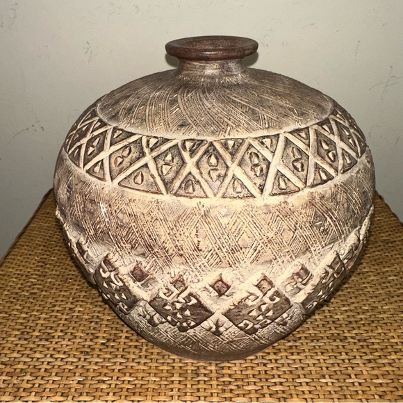 Vintage Mid Century Latin American Round Clay Tribal Vase Textured Geometric - Picture 4 of 13